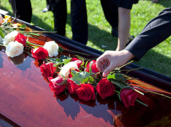 В Петровом Вале Камышинского района похоронили женщину, сбитую на дороге пьяным водителем