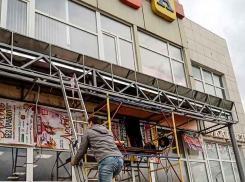 В Камышине предприниматели замечают отток покупателей, но решают «подсветить» витрины в расчете на скорое оживление бизнеса