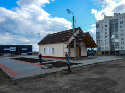 В Камышине у нового храма на перекрестке улиц Ленина и Некрасова подготовили площадки под цветники