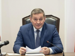 Андрей Бочаров провел оперативное совещание по ДТП со школьным автобусом в Октябрьском районе