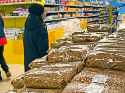 Камышане отметили горы подешевевшей гречки и недорогих фруктов в гипермаркете