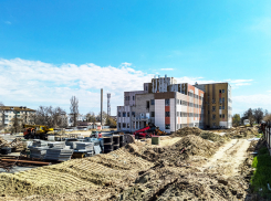 Руководитель фирмы-подрядчика проинспектировал строительство поликлиники в Камышине на улице Советской