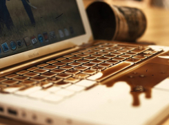 Камышинские полицейские нашли у гипермаркета школьника, убежавшего из дома от страха скандала с матерью из-за залитого чаем ноутбука