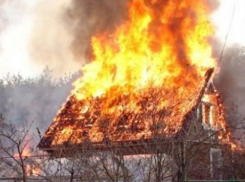 В Камышине сгорела дача, а в Саломатино - баня