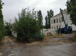 В Камышине начали снос старой школы №1 и пристроек под будущую поликлинику