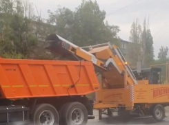 Камышане снимают на камеры новую подметальную машину на городских улицах