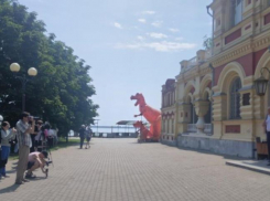 В Камышине «Флотилию плавучих университетов» встретили спикер гордумы, 30-градусная жара и... динозавры