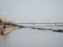 Упавшую с волгоградского моста 17-летнюю девушку спасают в реанимации, - «Блокнот Волгограда»