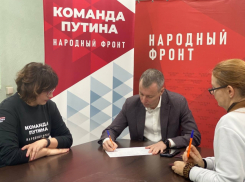 Депутат камышан в Госдуме Алексей Волоцков зафиксировал, как он ставит подпись в поддержку выдвижения в президенты Владимира Путина