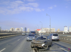 На мосту водитель на «ВАЗе» врезался в металлическое ограждение