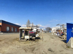 Может, снести эти «шалаши» на рынке на «Молодежке», пока они на голову кому-то не рухнули? - камышанка