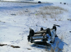 На дороге между Камышином и Ольховкой не разъехались отечественные легковушки, одна их них «закувыркалась»