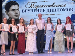 Председатель Камышинской городской думы привез Благодарности председателя Камышинской городской думы лучшим дипломницам 