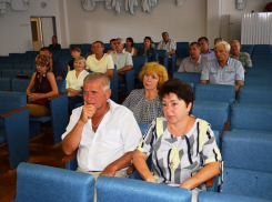 В фотообъектив местных хроникеров попал пустой зал на торжестве в честь Дня строителя  - некому строить в Камышине или нечего?