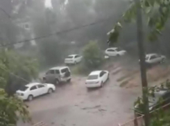 Мощный ураган с ливнем обрушился на Волгоградскую область (ВИДЕО)