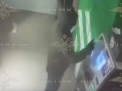 Молодые грабители распылили баллончик «в лицо»... банкомату (ВИДЕО)