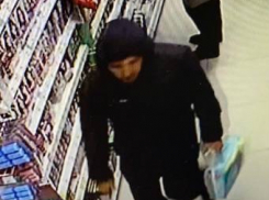 В Камышине полиция ищет фигуранта, нагло стащившего товары в «Магнит - Косметик»