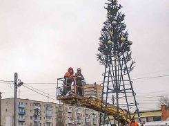 В Камышине начали монтаж новогодних елок