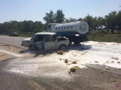 В Камышинском районе водитель отечественной легковушки попал в больницу после столкновения с молоковозом