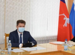 Глава Камышина Станислав Зинченко не стал сходу передавать персональную «Тойоту Камри» врачам, в больницы направили автомобили попроще