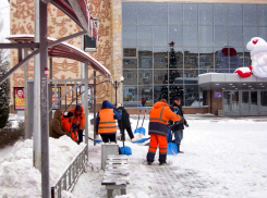 В Камышине расчищают снежные заносы вручную и машинами