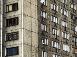 Выпавший из окна высотки парень поставил на кон пять тысяч рублей, - «Блокнот Волгограда»