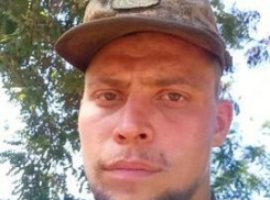 В Камышине орден Мужества, которым посмертно наградили добровольца СВО Виктора Сергеева, передали его маме