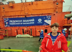 Сегодня, 4 августа, из Мурманска на Северный полюс взял курс ледокол "Росатома", на его борту и камышинский старшеклассник Захар Наумов