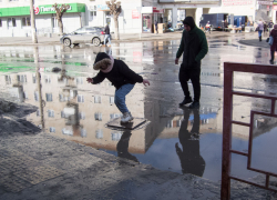 Почему в Камышине никак не хватает инженерной мысли сделать дорогу по уровню и предусмотреть ливневки? - камышанка
