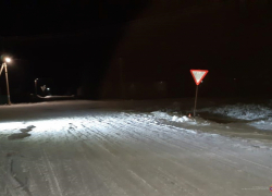 Водитель "ВАЗа" прикрепил тросом к автомобилю тюбинг и "отвез" парня в больницу после того, как "ватрушка" врезалась в дорожный знак