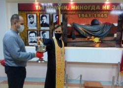 В Камышине по инициативе директора Рагимы Бадал кызы Рысцовой прошло освящение школы №12, в которой недавно похоронили сразу двух учителей