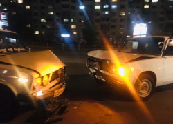 В Камышине два отечественных автомобиля не смогли поделить дорогу