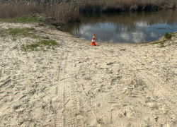 Иномарка с девушкой рухнула в воду в Камышинском районе: девушка жива