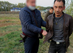 Полицейским пришлось нейтрализовать пассажира, душившего таксиста и угрожавшего пистолетом