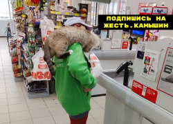 Камышане умилились и возмутились из-за присутствия кота в продуктовом магазине "верхом" на хозяйке
