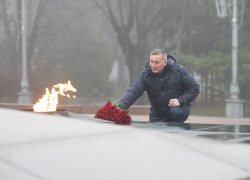Андрей Бочаров почтил память Неизвестного солдата, Станислав Зинченко на Братских захоронениях в Камышине не появился