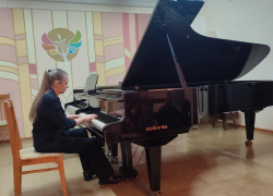 В Камышине на концерте классической музыки растроганный слушатель вручил цветы и поцеловал руки пианистке