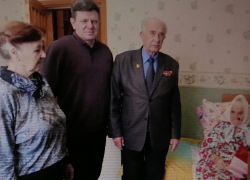 Замглавы администрации Камышина Юрий Бачурин приехал поздравить 100-летнюю участницу Великой Отечественной войны