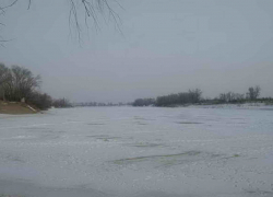 Объявлен поиск пропавшего рыбака, проверяется информация очевидцев о том, что он провалился под лед и утонул