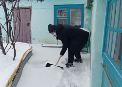 Камышинский Центр "Планета молодых" опубликовал телефон, по нему могут позвонить беспомощные пожилые люди, дворы которых сильно засыпало снегом