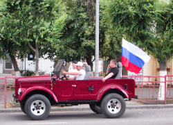 В Камышине по центральным улицам промчались машины с российскими флагами (ВИДЕО)