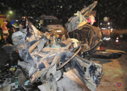 Водитель, молодая женщина и две девочки 5 и 7 лет погибли на месте кошмарного ДТП, превратившего автомобиль несчастных в груду металла