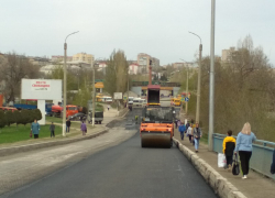 У камышан на временно пешеходном Бородинском мосту появились сомнения, успеют ли его открыть вечером 20 апреля