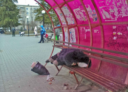 В Камышине в районе бывшей "Победы" продолжают спать на лавках бродячие личности, и никому нет дела, - камышанка