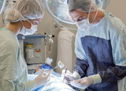 Уходя от столкновения, водитель на трассе Волгоград - Камышин  наехал на другой автомобиль и попал на операционный стол