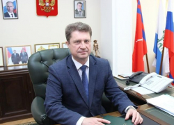 "Странно: до отопительного сезона остался 1 день, больные горожане ночуют у поликлиник, а глава Станислав Зинченко отдыхает себе в отпуске", - камышанин