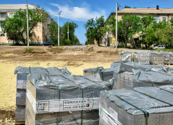 В Камышине завезли плитку на укладку площадки на улице Молодежной