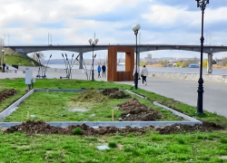 Горожане интересуются, что строится на набережной рядом с декоративными "камышинками" - артобъектом, украшающим эту прогулочную зону