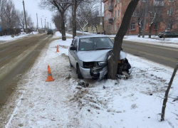 В Камышине в районе остановки "Молодежная" "зеленое такси" врезалось в дерево из-за удара неизвестного водителя, который скрылся