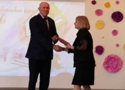 Кого из коммунальщиков, и не только их, пригласил за грамотами на сцену камышинский спикер Владимир Пономарев